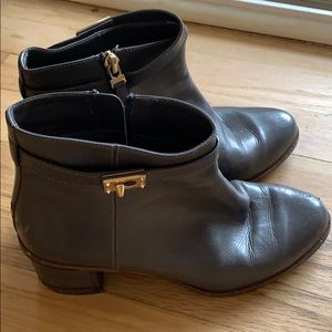 Boots fendi . Please see all details.